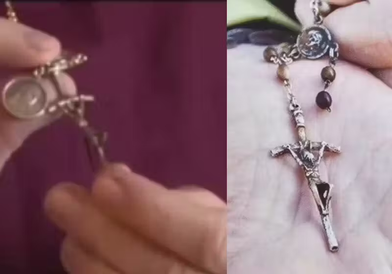 Do lado esquerdo, o crucifixo, presente do Papa Francisco para Serato que o inspirou a fazer o trabalho social, do lado direito, o rosário que sobreviveu ao incêndio no restaurante. Foto: @serato7 