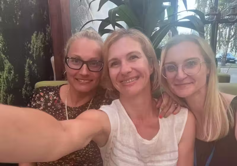 Magda (centro) foi adotada ainda bebê, na Polônia e de lá levada para a Inglaterra, mas 44 anos depois encontra as irmãs Beata e Daria, graças ao trabalho de um detetive. Foto: Daily Record