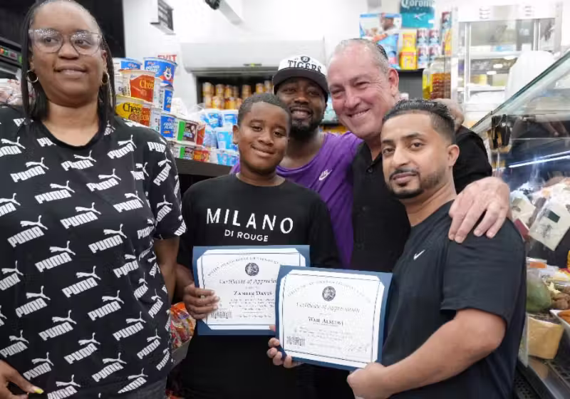 Wail Alselwi, um comerciante de Nova Iorque dos EUA, dá produtos da mercearia em que é gerente em troca de boas notas das crianças. A estratégia surte efeito muito positivo na garotada. Foto: EpochTimes