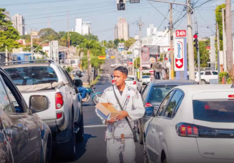 Gustavo Francisco Dutra, de 16 anos, é um atleta determinado a ser campeão, mas precisa de dinheiro para competir. Como não tem, vende paçoquinhas pelas ruas de Piracicaba (SP) . Foto: Pirapop
