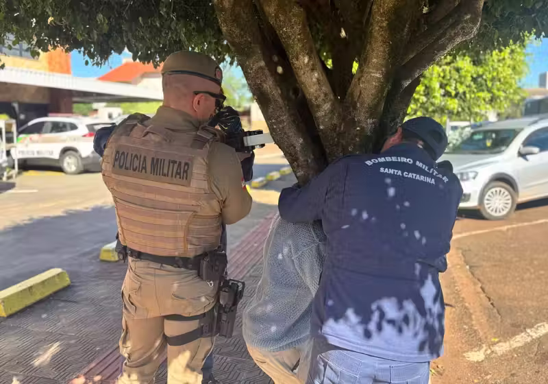 Os bombeiros de Santa Catarina viveram uma situação inusitada ao resgatar um homem bêbado, que estava com a cabeça presa entre os galhos de uma árvore. Impressionante. - Foto: Jornal Razão