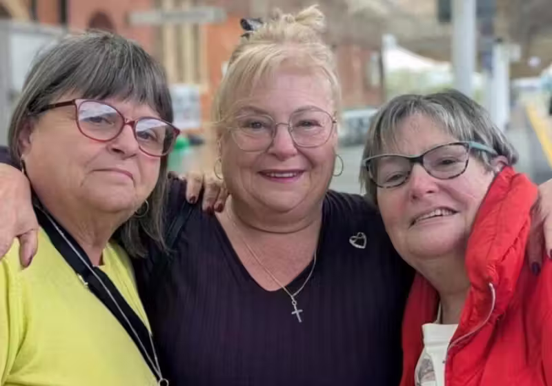 Essas três mulheres descobriram que a mãe foi obrigada pela igreja a entregar a irmã para a adoção forçada, na Irlanda, nos anos de 1950. Agora, June (E), Trish ( C ) e Geraldine (D) se reencontram. - Foto: SMW