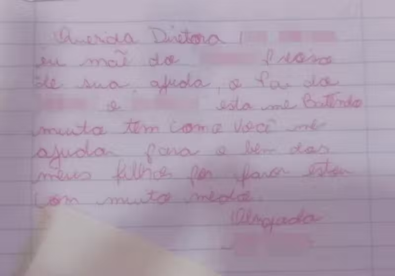 Esse bilhete, escrito à mão e de forma nervosa, colocado na mochila do filho, de 5 anos, salva a vida de uma mulher, vítima de violência doméstica e cárcere privado, no interior de São Paulo. Foto: Cruzeiro FM