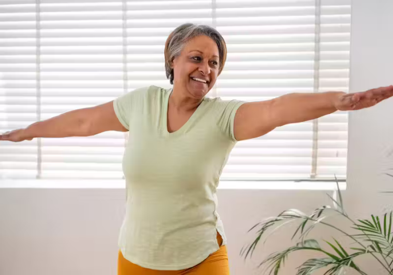 Especialistas recomendam que os idosos mantenham uma rotina regular de exercícios para garantir a preservação da massa muscular, afastando riscos de quedas e lesões. Foto: Freepik