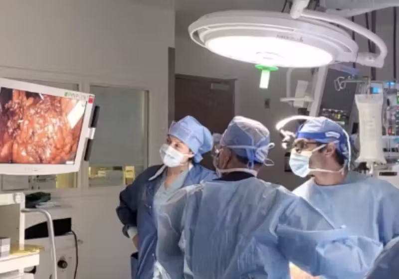 Um homem, que fazia diálise há 7 anos, foi o primeiro paciente a receber um transplante de bexiga no mundo. Ele é dos EUA e tem 42 anos. - Foto: UCL/USC
