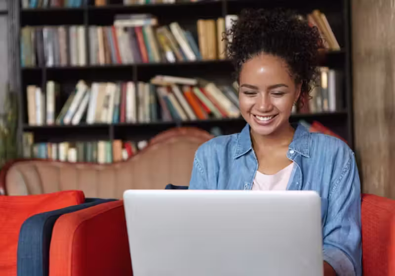 Até 1º de junho, os interessados podem fazer inscrições para conquistar bolsas gratuitas que a Microsoft está oferecendo para cursos em Inteligência Artificial, tecnologia e computação em nuvem. - Foto: Freepik