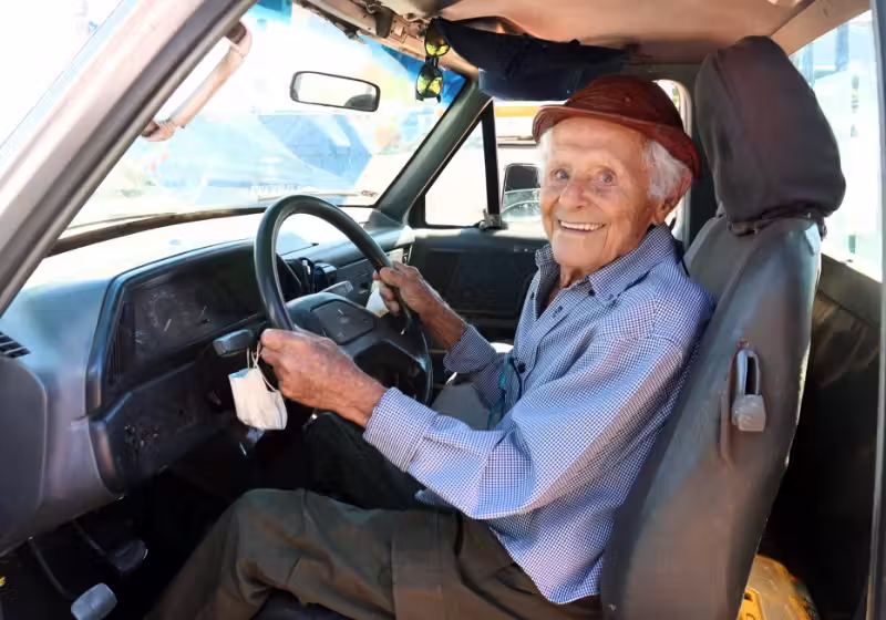 Aos 101 anos, o idoso Ranulfo Custódio Alves, renova a CNH, num exemplo de lucidez e independência. Ele é o condutor mais velho do MS. - Foto: Correio do Estado