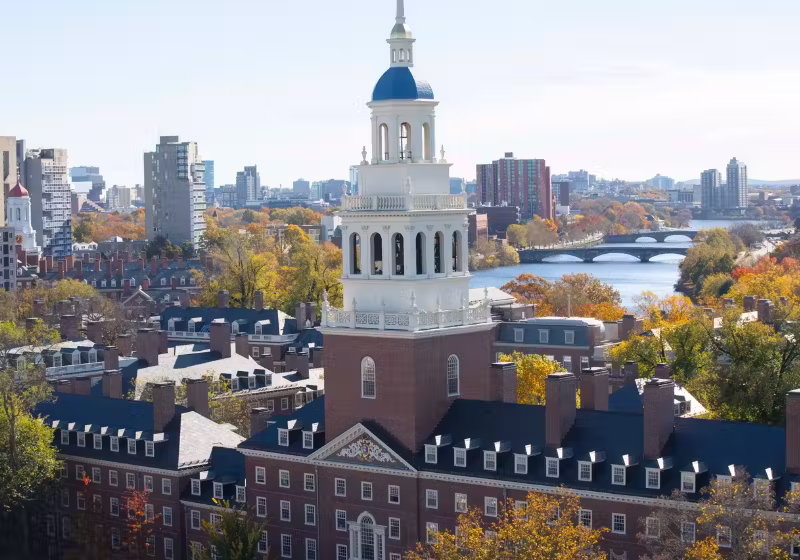 Trump sofre derrota na Justiça e estudantes estrangeiros vão poder continuar estudando em Harvard, contrariando a ordem do presidente dos EUA. - Foto: Havard University