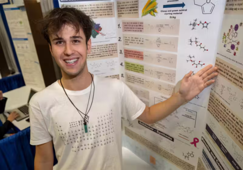 Adam Kovalčík, da Eslováquia, um estudante de 19 anos, criou um remédio antiviral à base de casca de milho, bem mais barato, que pode mudar o tratamento de doenças, como Ebola e Covid-19. - Foto: AOL