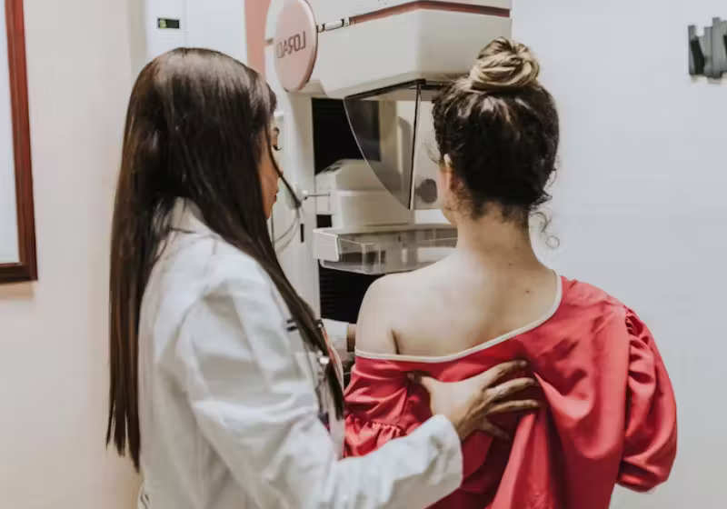 O exame contra câncer de mama, menos invasivo e doloroso, está em fase de desenvolvimento por cientistas da USP, em São Paulo. - Foto: Freepik