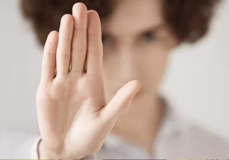 Pesquisas científicas mostram que reclamar em excesso faz o cérebro e o corpo adoecerem. A saída está em transformar essa raiva em atitudes positivas para reequilibrar o corpo e a saúde mental. - Foto: WeMystic