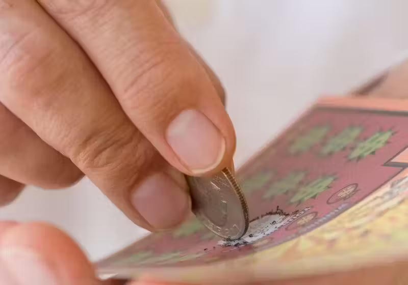 O homem que ganhou na loteria, nos Estadfos Unidos, desligou o telefone ao receber a notícia porque achou que era pegadinha. Ele estava rico e não sabia. - Foto: divulgaç!ao