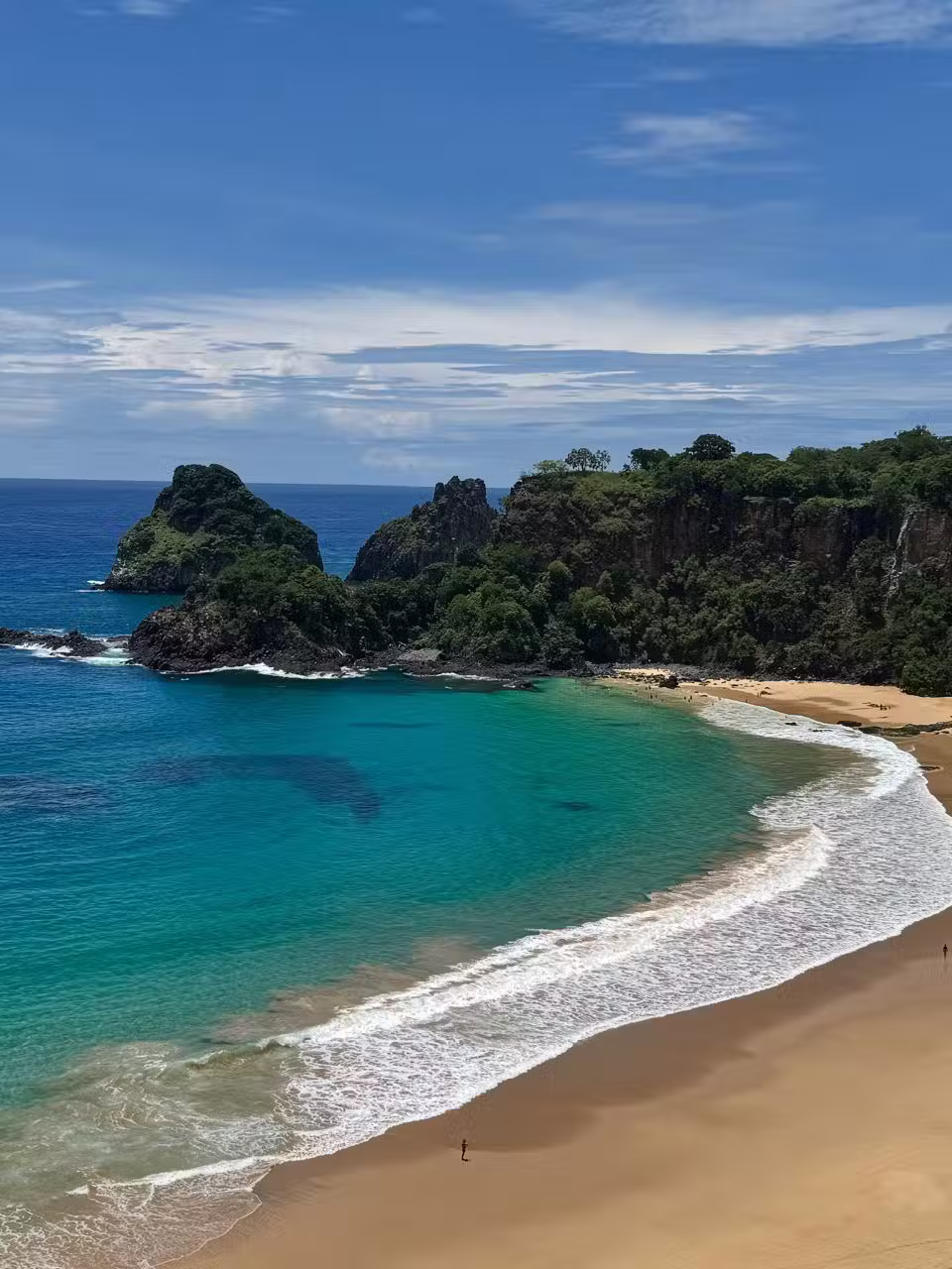 Praia do Sancho, em Fernando de Noronha, visto do alto de uma trilha próxima - Foto: SNB