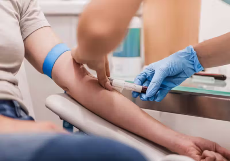 O exame de sangue para diagnosticar Alzheimer, aprovado pela FDA (EUA), ajuda a detectar os primeiros sinais da doença degenerativa. - Foto: Getty Images