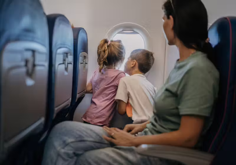 Com o laudo, acompanhantes de autistas podem conseguir desconto nas passagens aéreas. - Foto: Reprodução