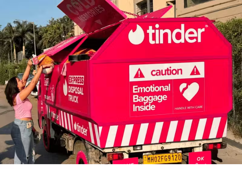 O caminhão do Tinder ajuda pessoas a se libertarem de presentes e objetos de ex- Foto: Tinder