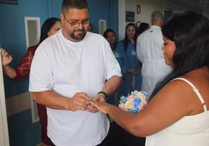 Os profissionais do hospital no Rio de Janeiro ajudaram a noiva, que preciso ser internada às pressas, a se casar dentro da enfermaria. - Foto: Guilherme Silva/HMAS
