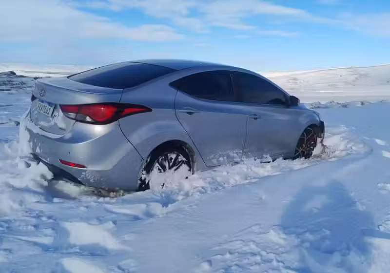 O brasileiro, Thiago, ficou preso na neve e foi resgatado na Patagônia. Tudo depois de pegar um atalho indicado pelo GPS. - Foto: Thiago Araújo Cevelloni
