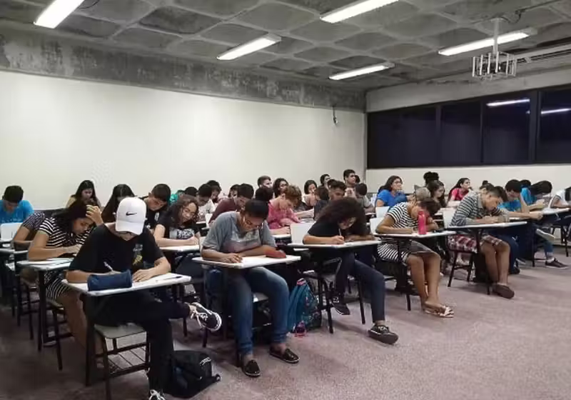 O "bolsa cursinho" do MEC vai incentivar os jovens a estudarem para o Enem e realizarem o sonho de cursar uma faculdade. - Foto: CPPF