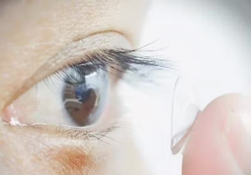 As lentes de contato desenvolvidas em uma universidade da China usam uma tecnologia que permite enxergar no escuro. - Foto: Eureka Alert