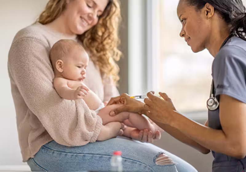 A vacina contra infecção respiratória em bebês funciona combinando a proteção das mamães e das crianças. - Foto: AAP News