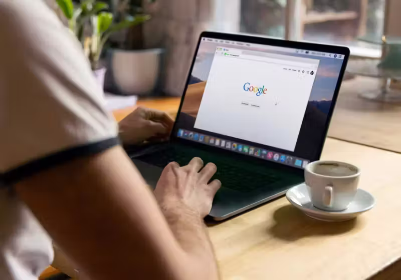 Os cursos de IA da Google são gratuitos e vão ajudar brasileiro a se qualificar na área. - Foto: Firmbee/Unsplash