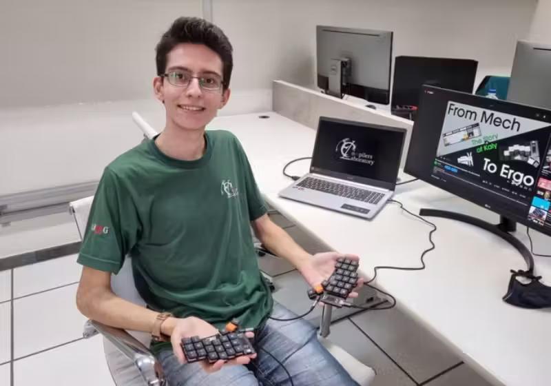 O estudante brasileiro Kael Soares, de Minas Gerais, criou o teclado ergonômico para resolver as próprias dores e agora vai ajudar outras pessoas - Foto: UFMG