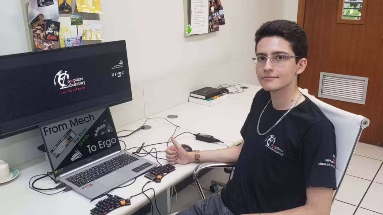 Kael sofre com tendinite e, por isso, criou o teclado - Foto: UFMG