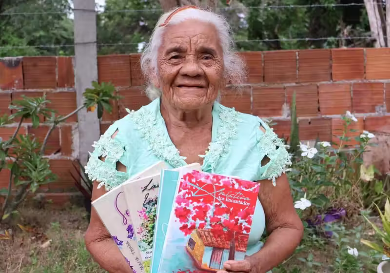 Aos 89 anos, a idosa Maria Toinha, que estudou até o 4º ano, é autora de quatro livros e finalista do Prêmio Sim à Igualdade Racial 2025 - Foto: Coletivo Encantarias