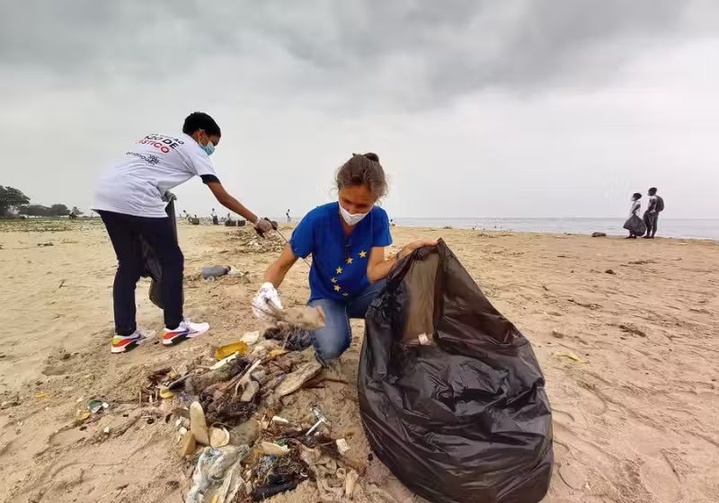 A Europa conseguiu reduzir o lixo das praias com atuação da população. - Foto: EEAS