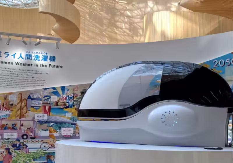 O Japão apresentou uma máquina lavar gente com roupa e tudo. Ela tem IA, não causa alergias na pele e ainda cuida da saúde metal. - Foto: Science Inc.