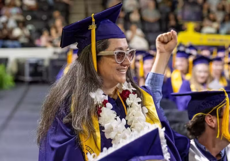 Amanda, cega e mãe de cinco filhos, se formou este mês na faculdade no Tennessee (EUA). Que vitória! - Foto: Tennessee Tech University