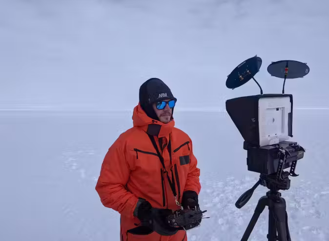 Mattew passou um tempo na Antártida estudando a relação dos pinguins e as mudanças climáticas. - Foto: Zoe Brasseur