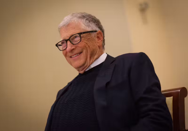 O bilionário Bill Gates, que está entre os seis mais ricos do mundo, vai doar uma fortuna de R$ 1 trilhão para ajudar pessoas pobres e projetos de saúde, educação e pesquisas. - Foto: Fundação Gates