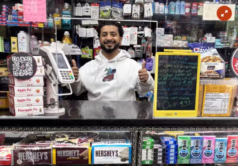 O comerciante Wail Alselwi, de Nova Iorque (EUA) dá produtos de graça para crianças que comprovam ter boas notas na escola. Incentivo à educação. Foto: People