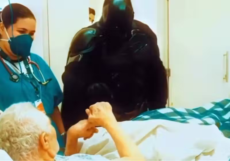 O brasileiro Cristiano Zanetta, de SC, é o Batman que leva a força e a garra do herói para vencer a doença e sair logo do hospital. Foto: @batman.cristiano