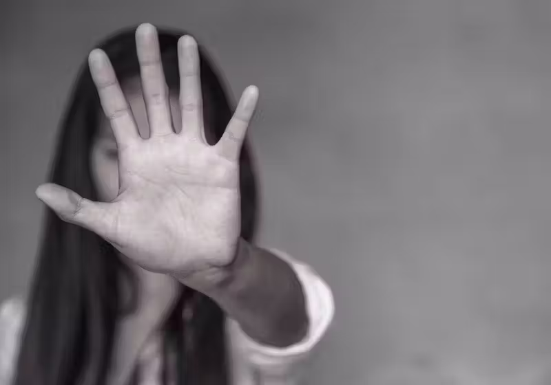No bilhete entregue pelo filho à escola, a mulher relata ser vítima de violência e temer pela própria vida e dos filhos. Ela apanhava todos os dias. Foto: Agência Brasil