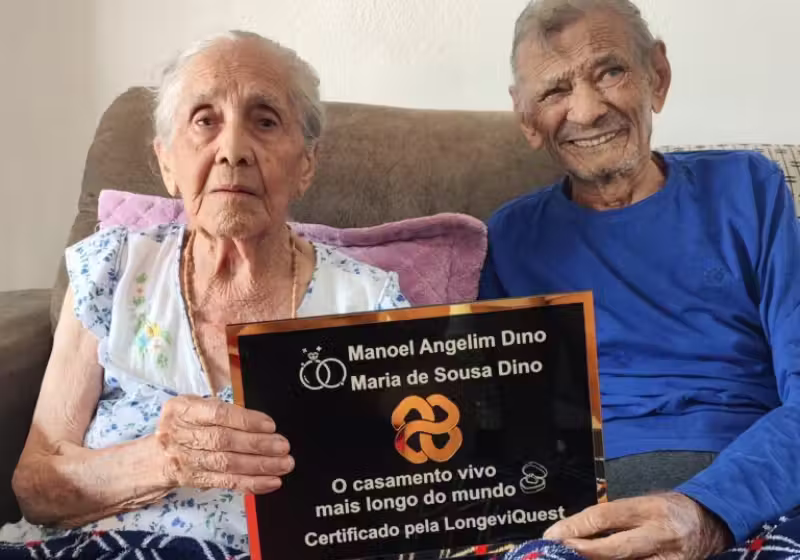 Seu Manoel, de 105, e Dona Maria, de 102, receberam a placa internacional que reconhece o casamento deles como o mais duradouro do mundo. Foto: LongeviQuest