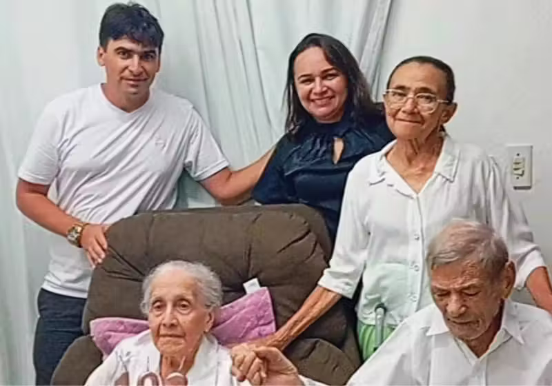 A família do Seu Manoel e da Dona Maria aumentou tanto que são 55 netos, 60 bisnetos e 14 tataranetos! Foto: LongeQuest