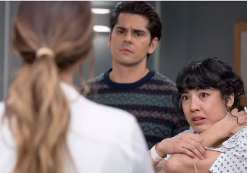 No episódio de Grey’s Anatomy, o ator brasileiro Gabriel Sousa, de 38 anos, vive o personagem Edgar, noivo da paciente Mariana, a quem propõe casamento dentro do hospital. Foto: grey’s. academy.fandom