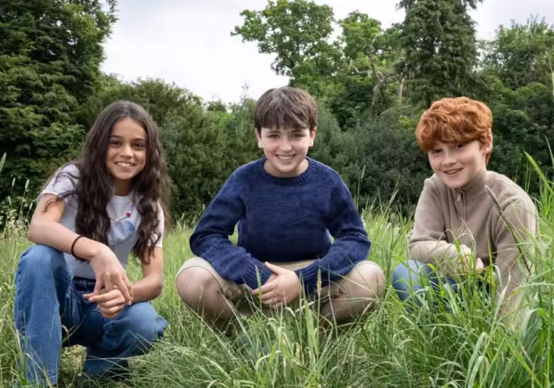 O novo elenco da série Harry Potter no cinema terá entre os protagonistas esses três jovens atores estreantes e vários adultos famosos. - Foto: Divulgação/Max Films
