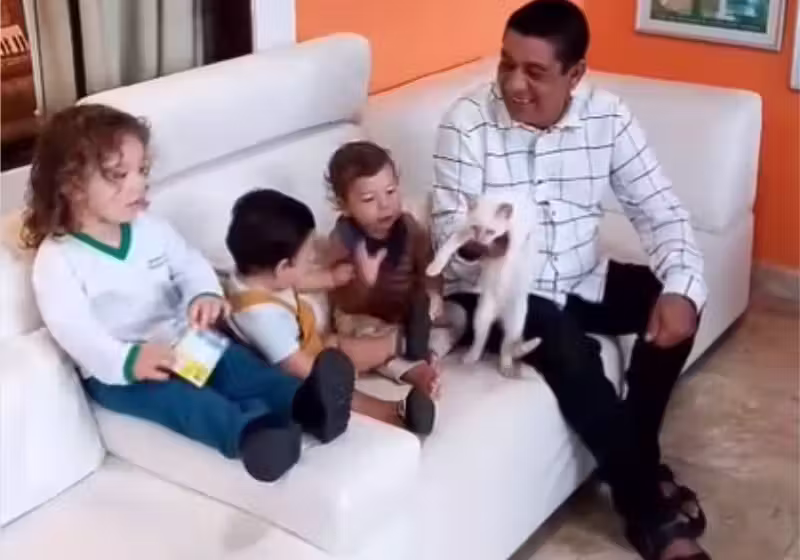 Zeca Pagodinho com os netos e a gatinha Mimosa, que fugiu e foi encontrada no Rio de Janeiro após apelo do artista nas redes. - Foto: @zecapagodinho