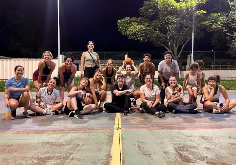 Esse grupo de amigos de Brasília (DF), todos adultos, se juntou para jogar queimada um dia e, com o tempo, eles perceberam que brincar os deixava mais felizes. - Foto: Arquivo Pesssoal/Correio Braziliense