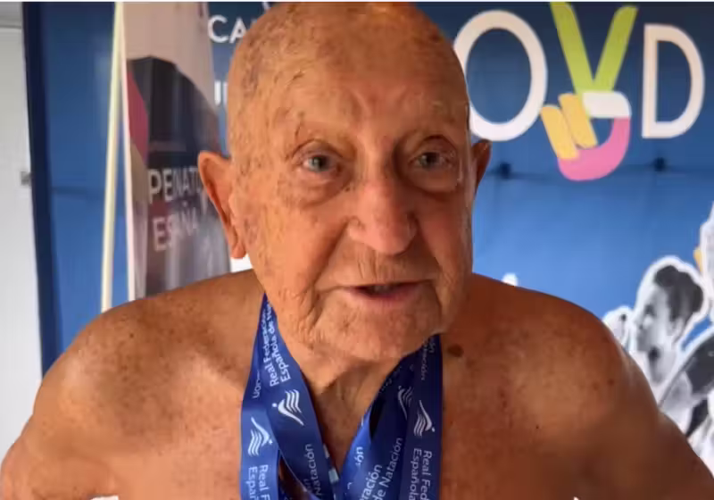 Paco Dominguez, de 97 anos, é um idoso que nada todos os dias e malha em seguida. O humor? Excelente, jura que se nascer de novo vai ser peixe. Foto: La Vanguardia