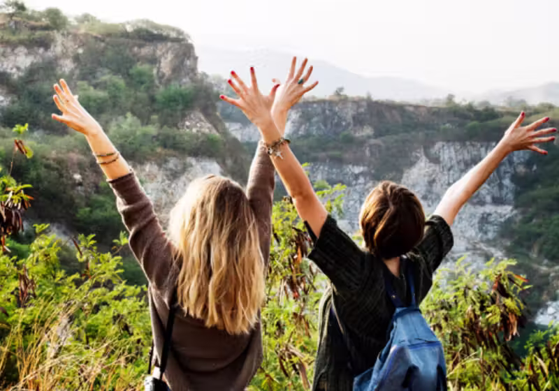 Até março de 2026, mulheres que viajarem sozinhas terão um desconto de 15% em vários hotéis do Brasil. Veja como funciona a campanha para incentivar o turismo com segurança. Foto: Freepik