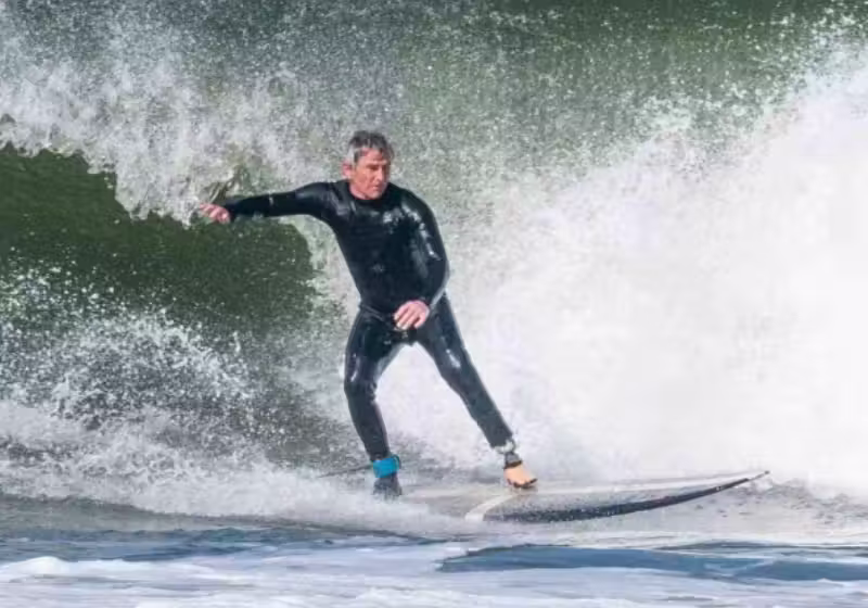 Mesmo sem uma perna, o surfista da Inglaterra se consolidou surfando ondas gigantes. - Foto: William Dax/SWNS