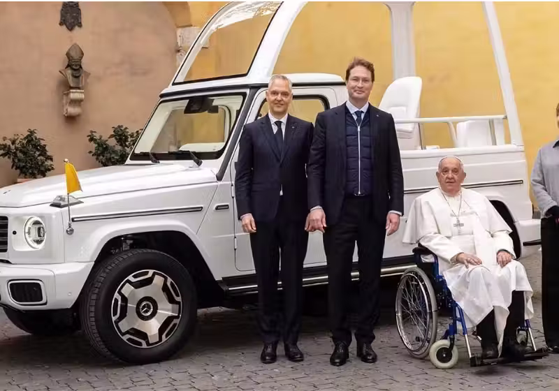 O papamóvel, como último desejo de Francisco, vai virar uma clínica para atendeer crianças vítimas da guerra em Gaza. - Foto: Mercedes-Benz