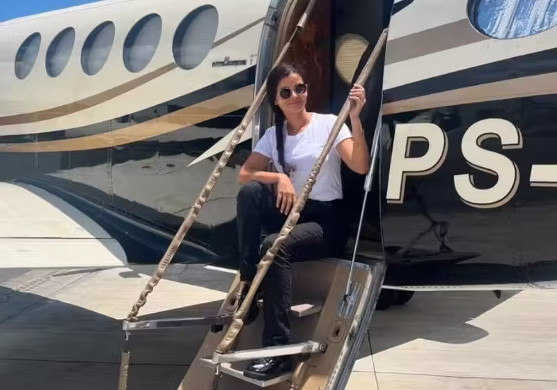 A jovem piloto Nayane Porto, de 23 anos, agiu rápido e fez um pouso de emergência no avião que levava a apresentadora Lívia Andrade e vários outros passageiros de Goiás para São Paulo. - Foto: redes sociais