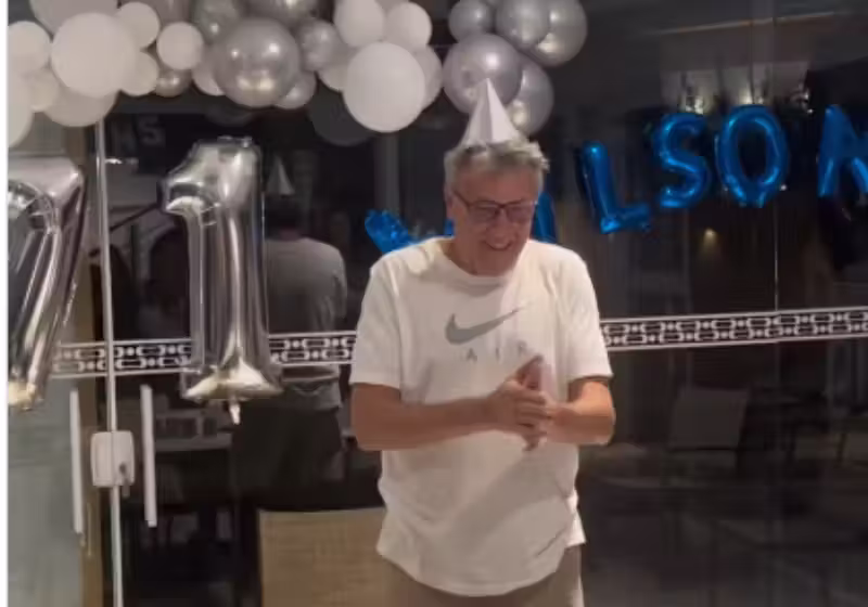 O Seu Wilson, pai que nunca teve festa de aniversário, ganhou a primeira aos 71 anos,em São Paulo, e não escondeu a emoção com a surpresa. - Foto: @matheusmazzola