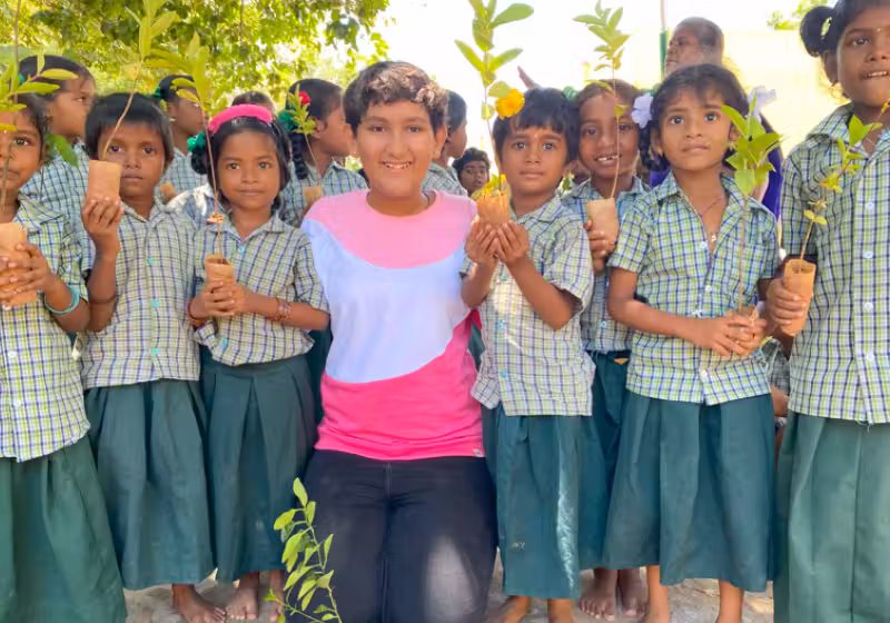 Carinhosamente batizada de “Greta Thunberg indiana”, a garota Prasiddhi Singh, de 12 anos, plantou 140 mil árvores e poderá vir para a COP 30 no Brasil. - Foto: Innovation World Organization